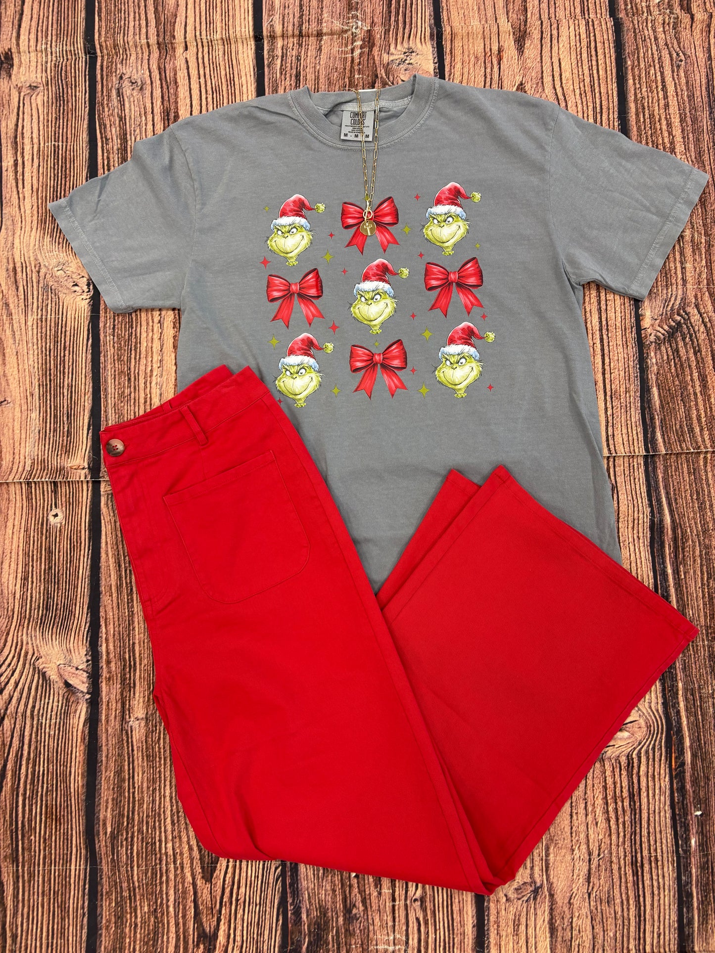Peyton River Christmas Tee - Grinch Bows